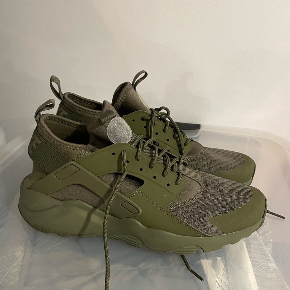 Barely worn beautiful green Nike Size 10